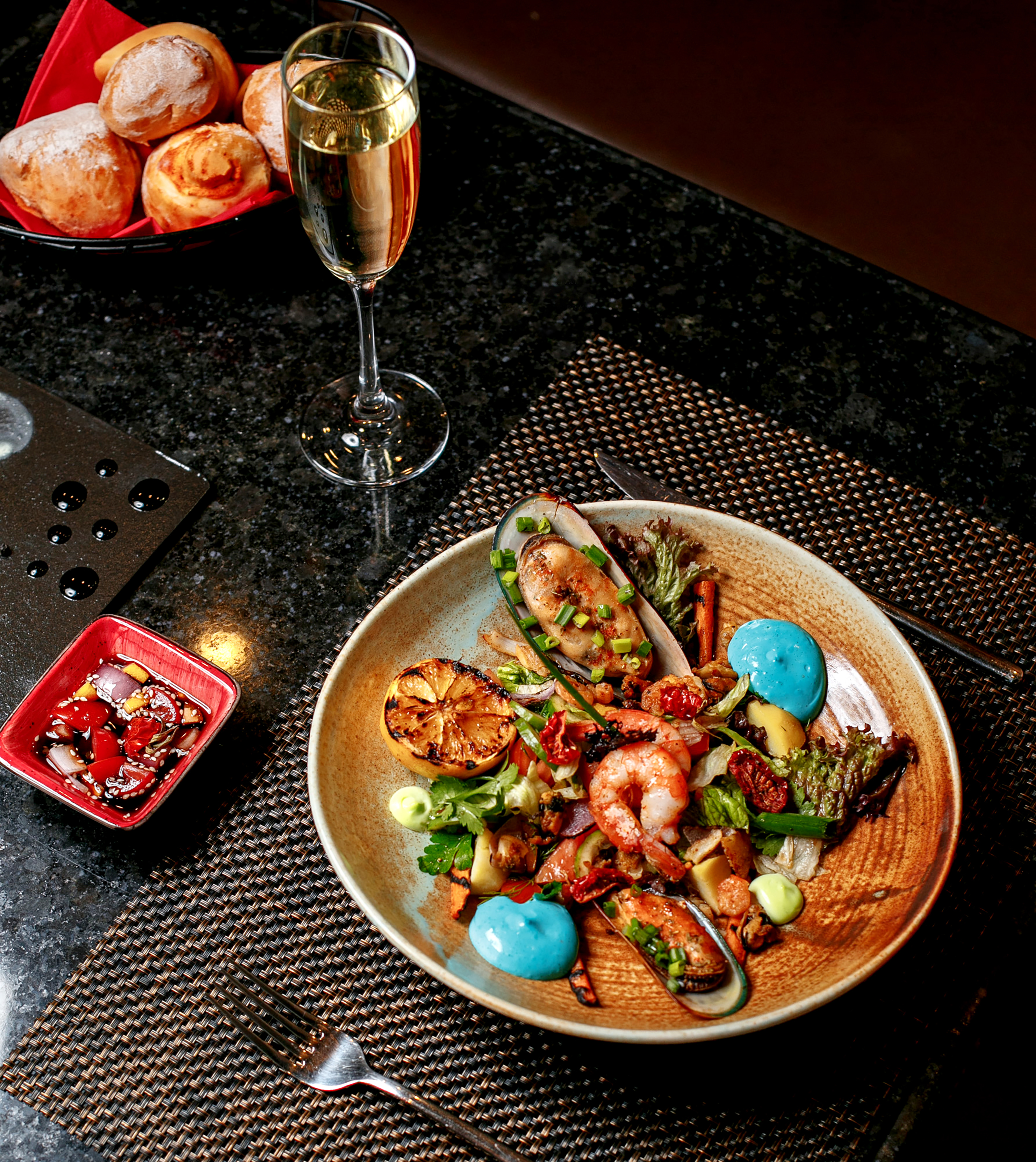 ensalada de camarones con verduras sobre la mesa