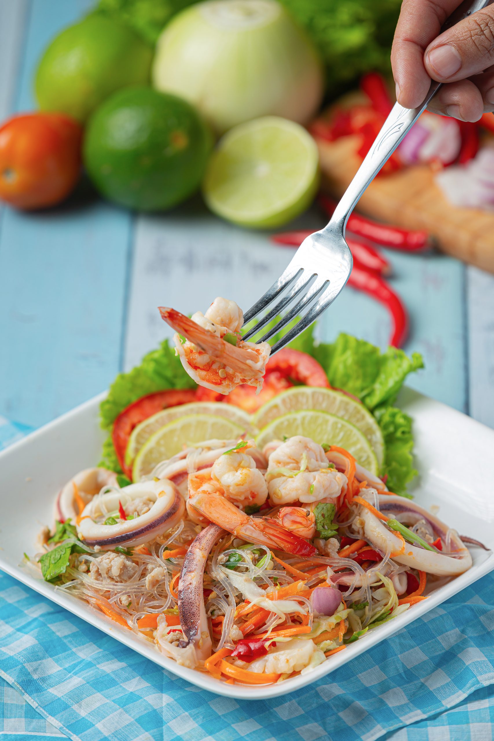 ensalada picante de mariscos mixtos con ingredientes de comida tailandesa scaled