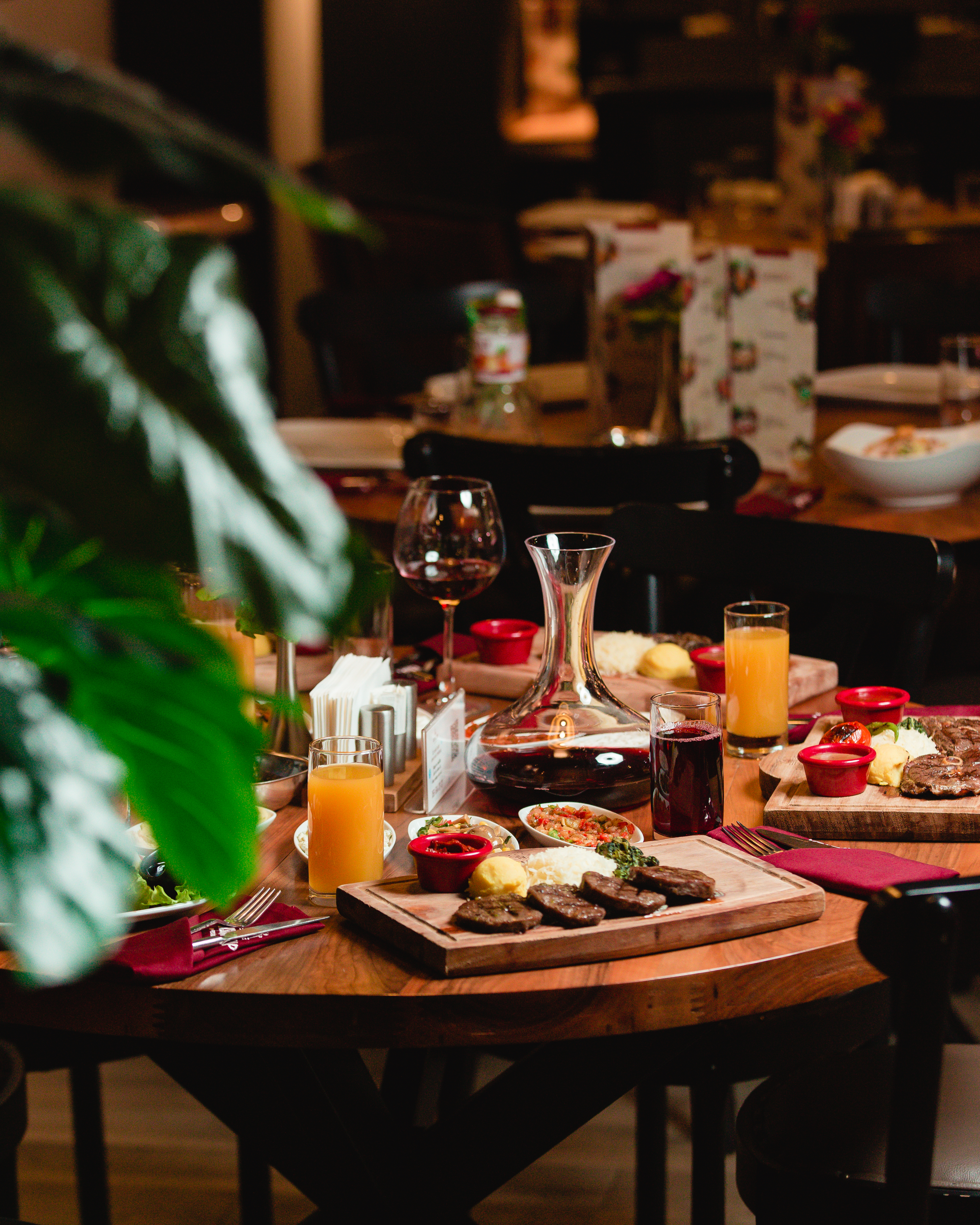 una mesa con comidas y refrescos en un restaurante