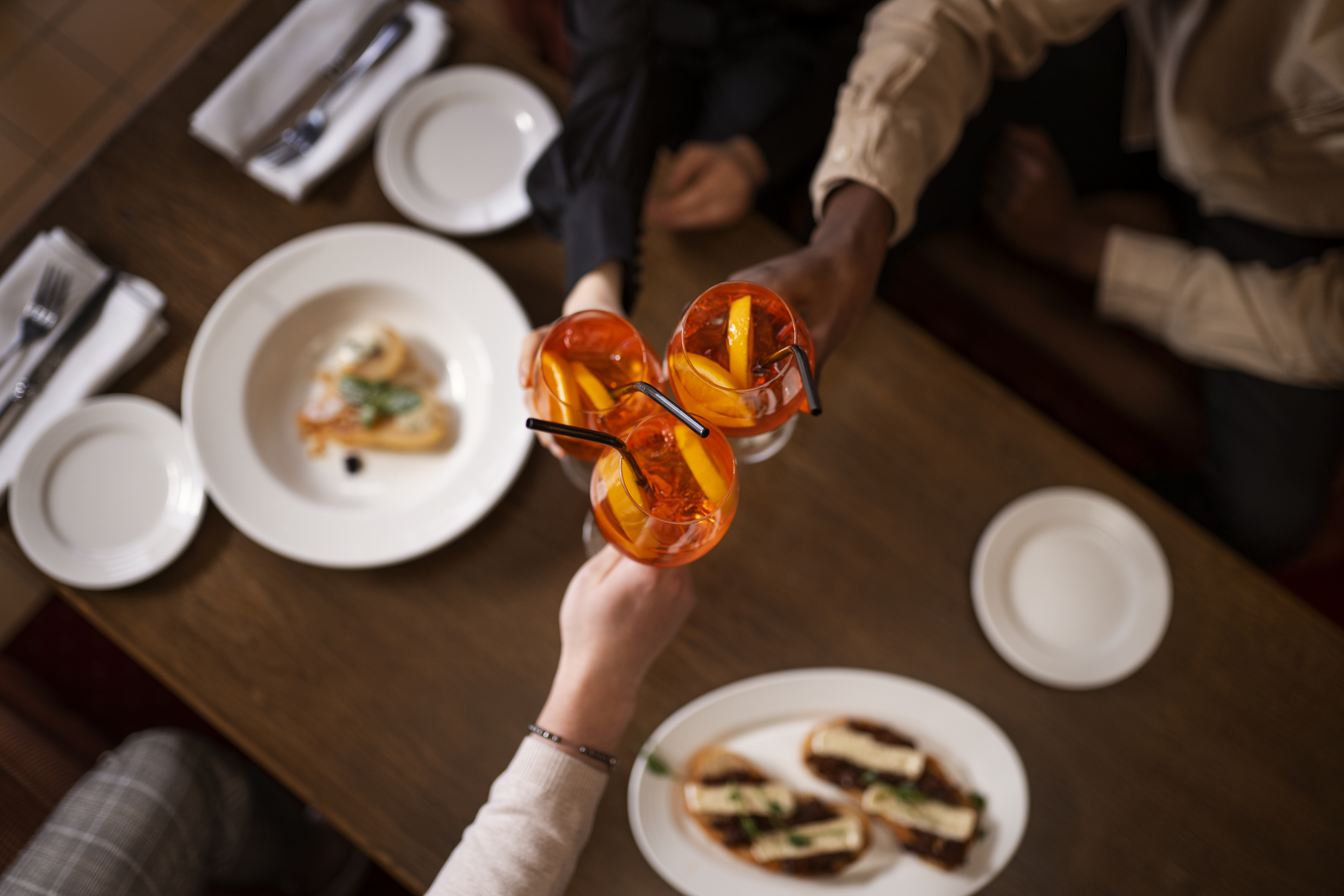 vista superior amigos con bebidas